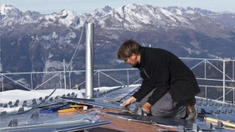 Alpine crown Working at an altitude of 2,653 meters, the Scherrer Metec AG fits the new restaurant at the Weisshorn Alpine plateau with a scale-like skin made of aluminum sheet. The finish is visually impressive but, at the same time, protects against wind and weather.
