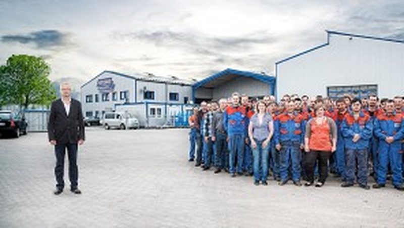 From one to a hundred In the Emsland region, Günter Peters has put his company on two solid legs and has continuously expanded it.