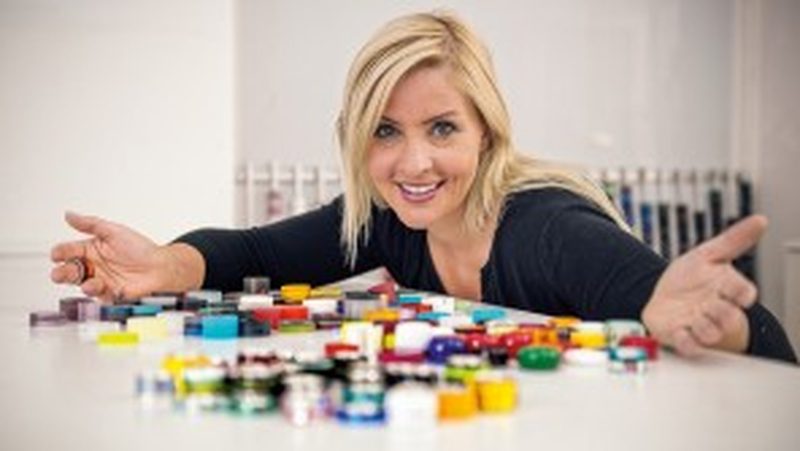 Metalworker Viola Hermann’s world of jewelry is many-colored. She combines colorful acrylic with precious metal to create individual pieces of jewelry.