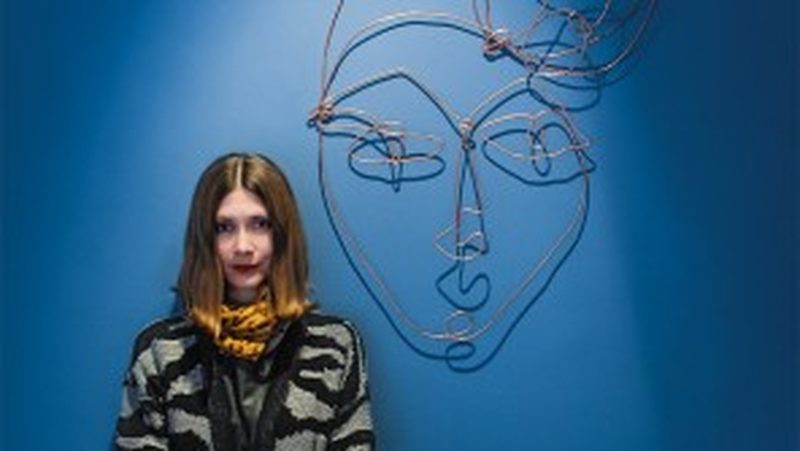 Multi-facetted designer Gosia Warrink's works can be viewed from both sides. If one side is spotless white or neon-colored, then the other side will surprise the viewer with a clear metal surface or organic oxidation.