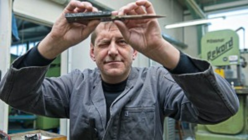 Sharp-edged beauties Jürgen Schanz manufactures swords by hand and these are highly esteemed in international collectors’ circles. But he also has an eye for less exotic implements, making those knives to customer specifications and contributing his own passion for the work.