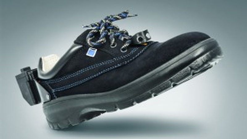 “The entire sensor system in a shoe – that was really inconceivable!” A work shoe fitted with intelligent sensor technology is the truly revolutionary control for the TruBend Series 5000. Thanks to its sensor system, the operator can use the foot to actuate the stroke, no matter where he might be standing in front of the machine. This does away with the bother of moving and repositioning foot pedals. The MagicShoe is absolutely safe. There is no danger of the operator releasing the stroke by accident.
