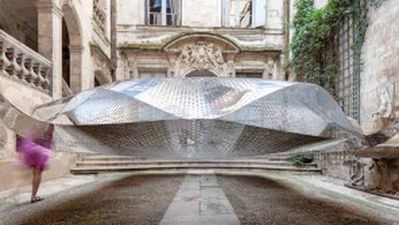 Pierced Cloud The “Festival des Architectures Vives”, lasting two weeks, lured artists and architects to Montpellier at the beginning of June. They presented their works throughout the city. Included here was the ﬂoating “Cloudscape” by FAKT, an oﬃce of architects in Berlin.