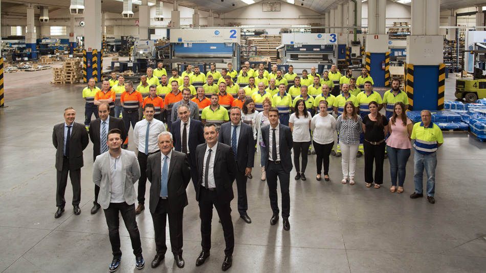 Removing the Element of Chance Tilted parts can cause collisions with the cutting head in 2D laser cutting machines. This is no longer an issue for the Spanish job shop Lasercor: Their machines are running the Smart Collision Prevention function.